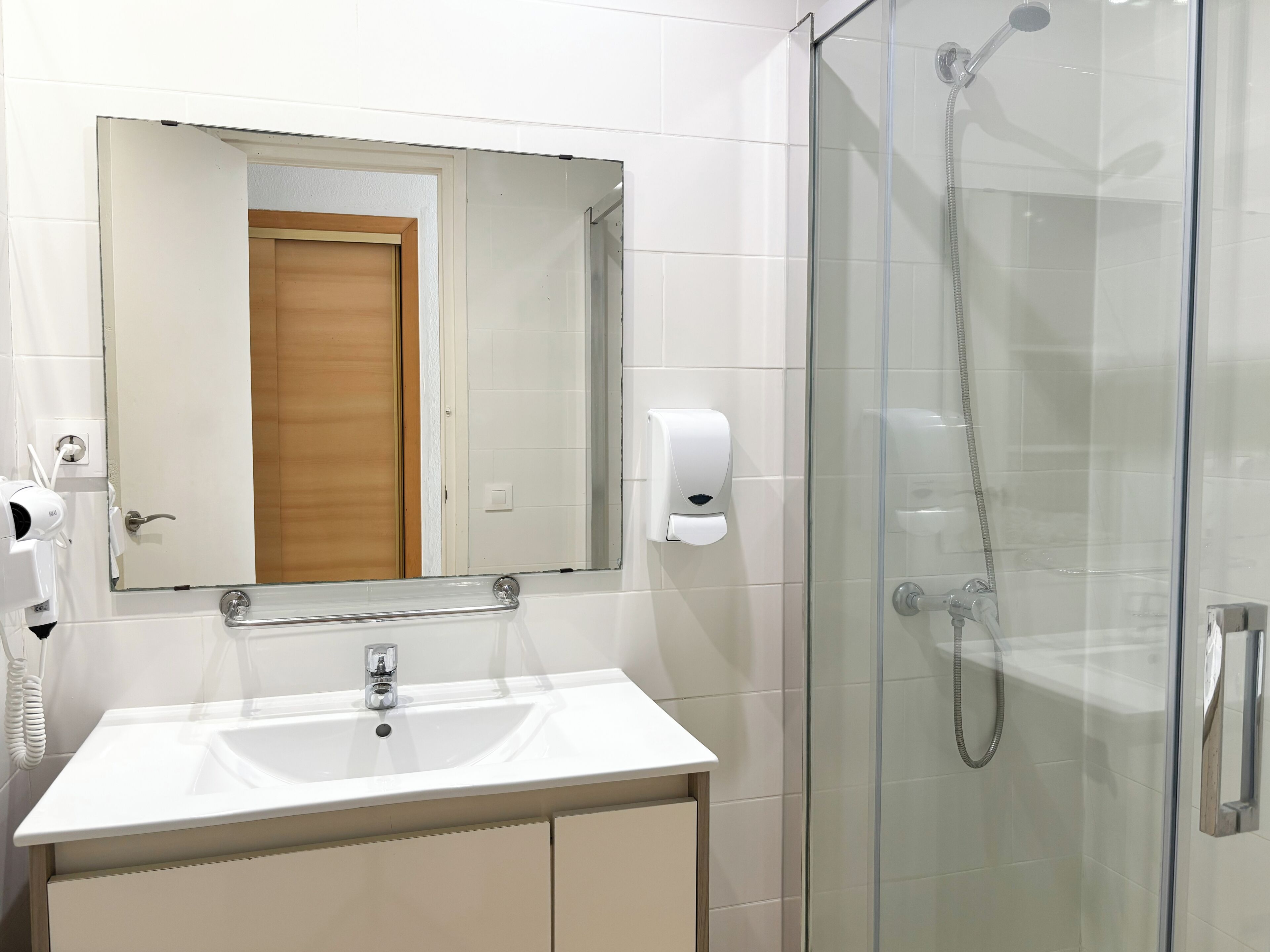 Shower, free toiletries, hair dryer, towels