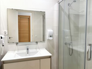 Bruser, gratis toiletartikler, hårtørrer, håndklæder