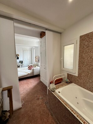 2 bedrooms, desk, iron/ironing board, free WiFi - Charming duplex and panoramic rooftop in medieval village house (La Cadière-d'Azur)