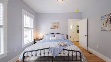 2 bedrooms, iron/ironing board, Internet, bed sheets