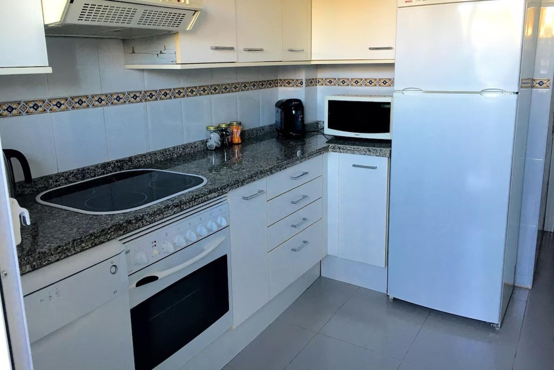 ثلاجة، ميكروويف، فرن، موقد طهي مسطح