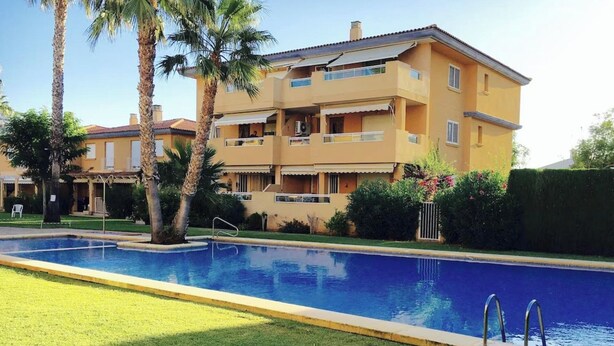 A multi-story building with a swimming pool in front. - 2 bed Apt, grt Location, Shared Pool, Outdoor Area (Javea)