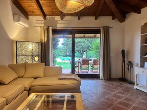 TV - Villa 'Sole Con Piscina Privata' with Private Pool, Wi-Fi and Air Conditioning (Punta de Su Turrione)