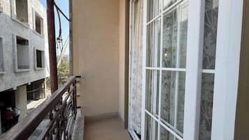 Comfort Room, Balcony, City View | Exterior detail