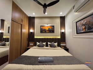 Comfort Room, Balcony, City View | Laptop workspace, free WiFi - Vaidik Palace - 800 mtr from Prem Mandir (Vrindavan)