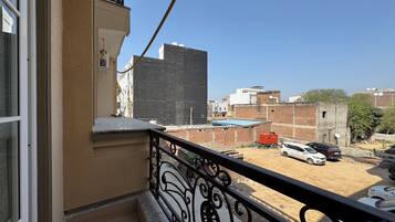 Comfort Room, Balcony, City View | Property grounds