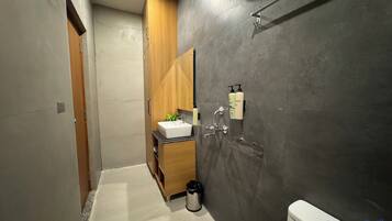Classic Room | Bathroom | Shower, towels, soap, shampoo