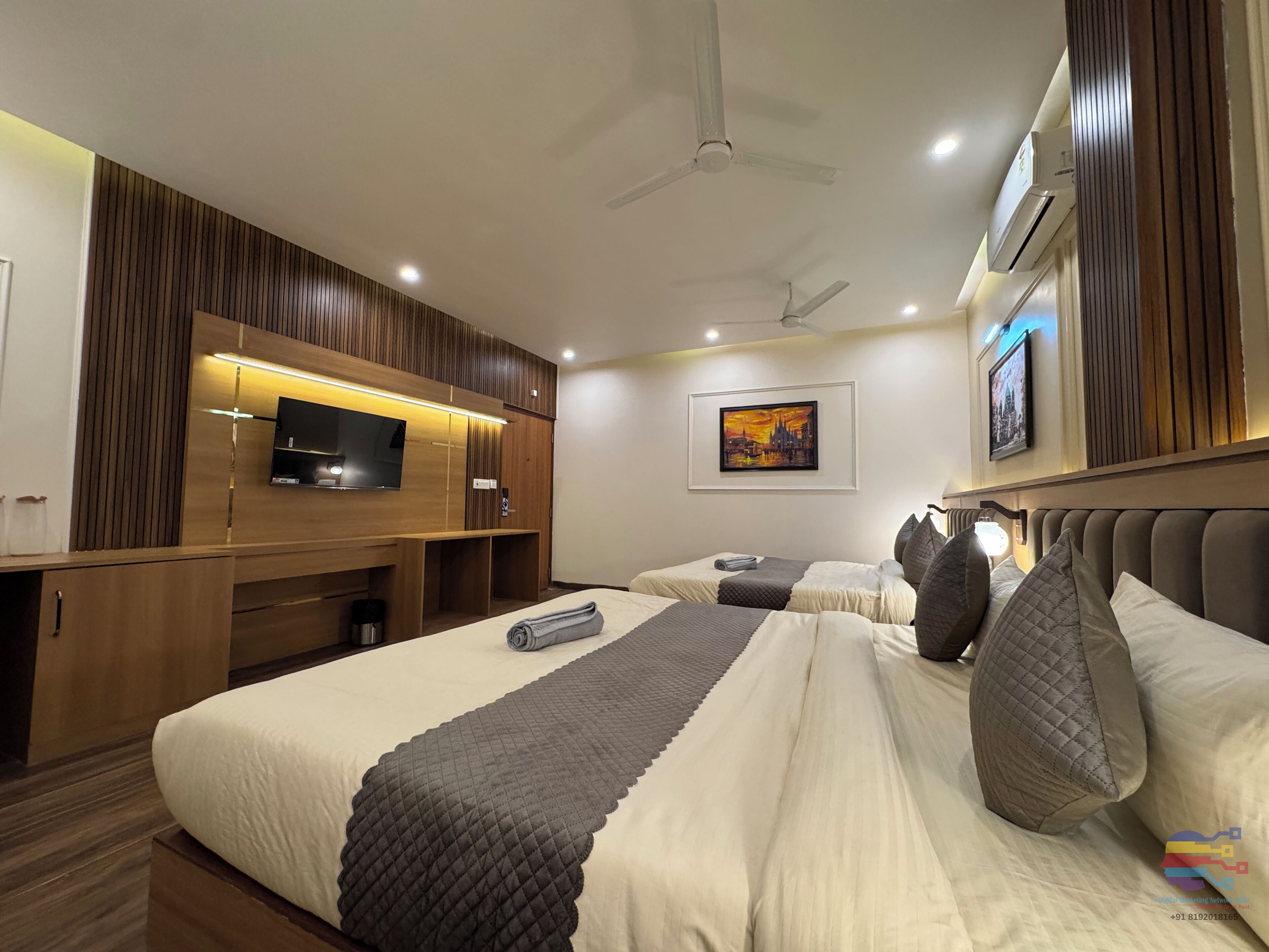 Family Room | Laptop workspace, free WiFi