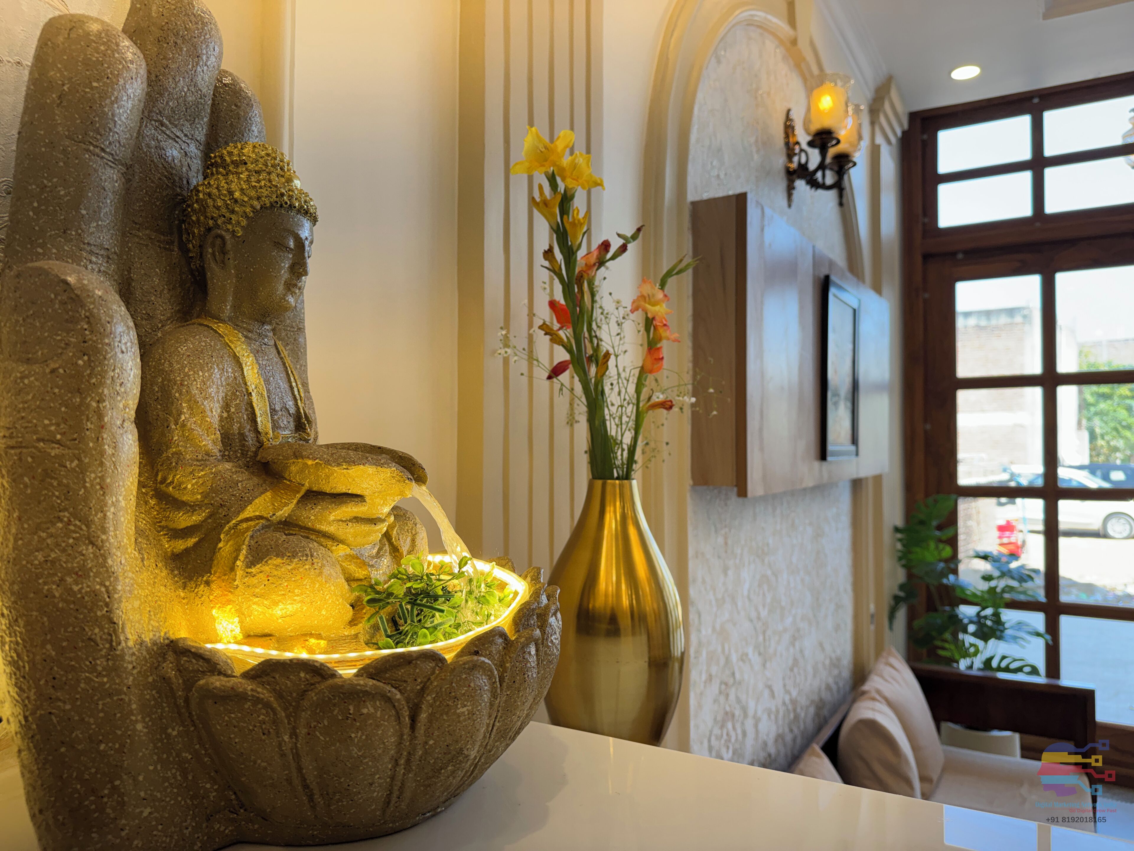 Eine Buddha-Statue mit einer Blütenkelch und einer Vase voller gelber Blumen in einer Lobby.