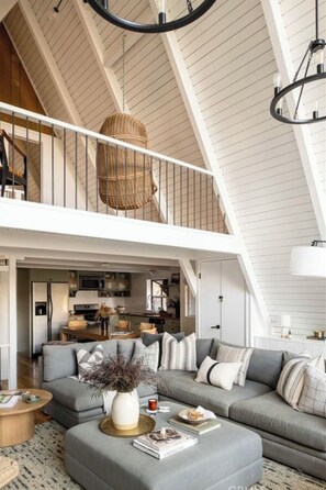 Living area - Rustic modern A frame mountain getaway in Lake Arrowhead (Lake Arrowhead)