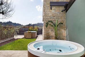 Tina de hidromasaje al aire libre