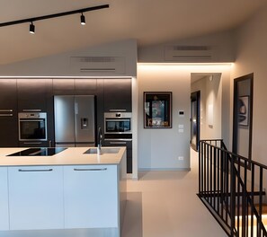 Frigorífico, microondas, horno y placa de cocina