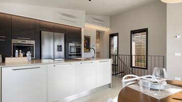 Réfrigérateur, micro-ondes, four, plaque de cuisson