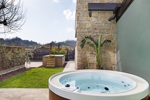 Bañera de hidromasaje al aire libre