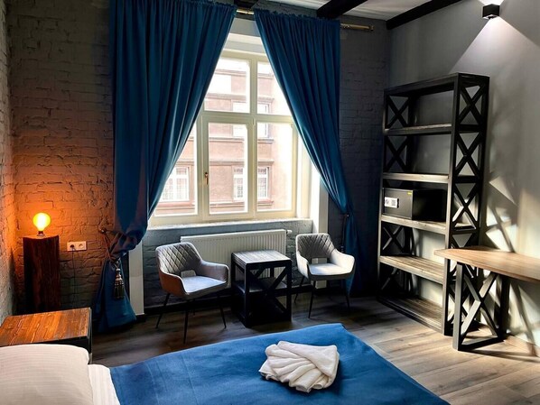 Desk, iron/ironing board, WiFi, bed sheets