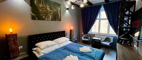 Bureau, fer et planche à repasser, Wi-Fi, draps fournis