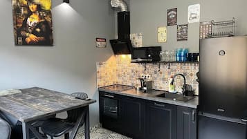 Kühlschrank, Mikrowelle, Ofen, Herdplatte