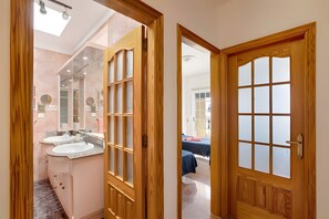 Chuveiro, secador de cabelo, toalhas de banho 