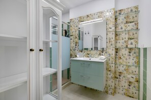 Dusche, Haartrockner, Handtücher