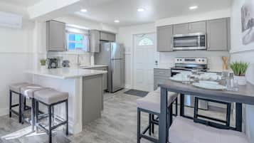 House, 2 Queen Beds (Bonita Aqua) | Private kitchen