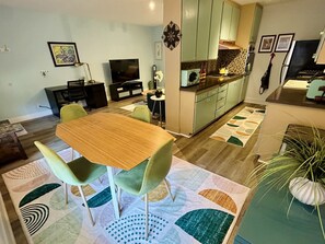 Dining - Spacious mid-century apartment central to the best neighborhoods in San Diego! (San Diego)