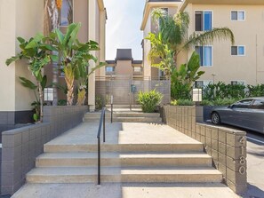 Property grounds - Spacious mid-century apartment central to the best neighborhoods in San Diego! (San Diego)