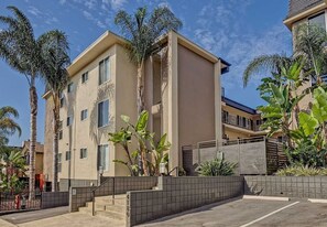 Exterior - Spacious mid-century apartment central to the best neighborhoods in San Diego! (San Diego)