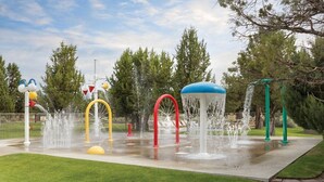 Ein Wasserspielbereich mit mehreren Düsen und bunten Elementen.