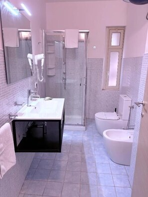 Wedding room with balcony | Bathroom - A due Passi Dal Centro (Noto)