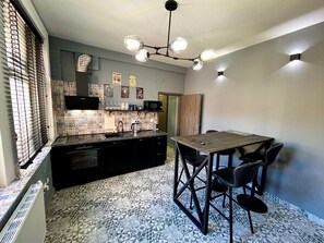 Frigorifero, microonde, forno, piano cottura