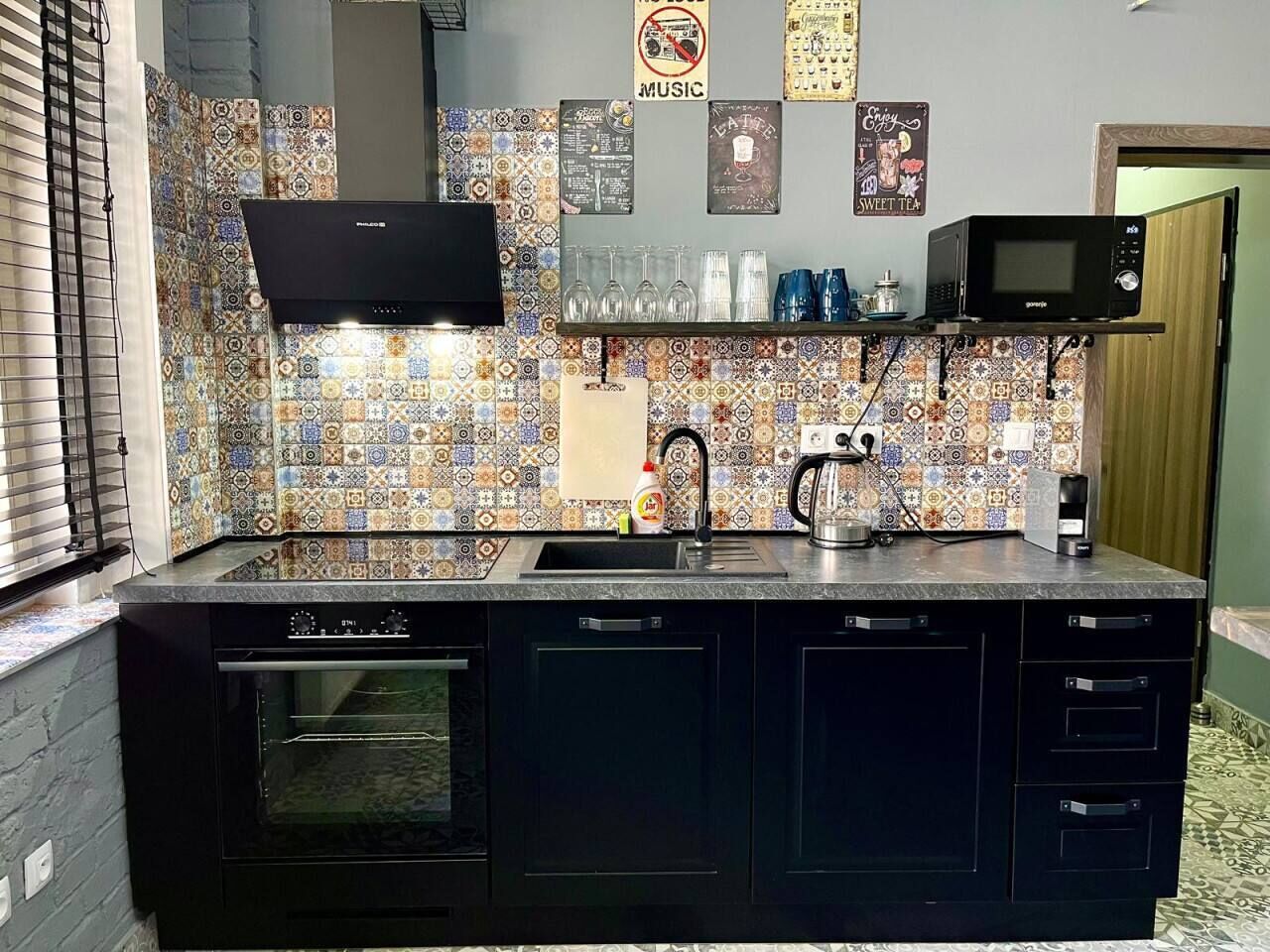 Kühlschrank, Mikrowelle, Ofen, Herdplatte