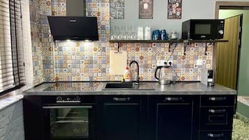 Kühlschrank, Mikrowelle, Ofen, Herdplatte