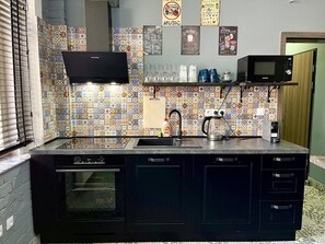 Frigorifero, microonde, forno, piano cottura