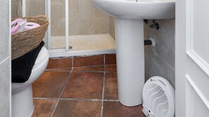 A bathroom with a shower, a sink, and a toilet. - Jungle (Bass 3) (Granada)