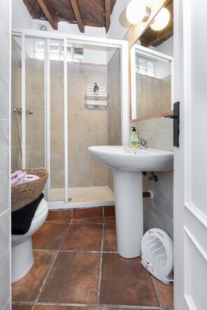 Hair dryer, towels, soap, toilet paper - Jungle (Bass 3) (Granada)