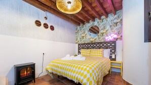 A bedroom with a bed, a small heater, and a decorative wall. - Jungle (Bass 3) (Granada)