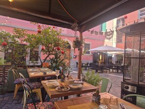 Outdoor dining - Zara Suite Apartment (Civitavecchia)