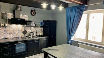 Geladeira, micro-ondas, fogão, cooktop