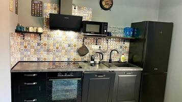 Frigorifero, microonde, forno, piano cottura
