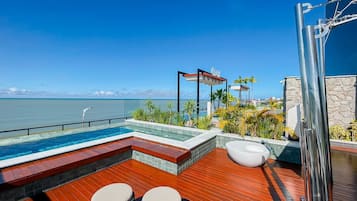 Hồ bơi ngoài trời