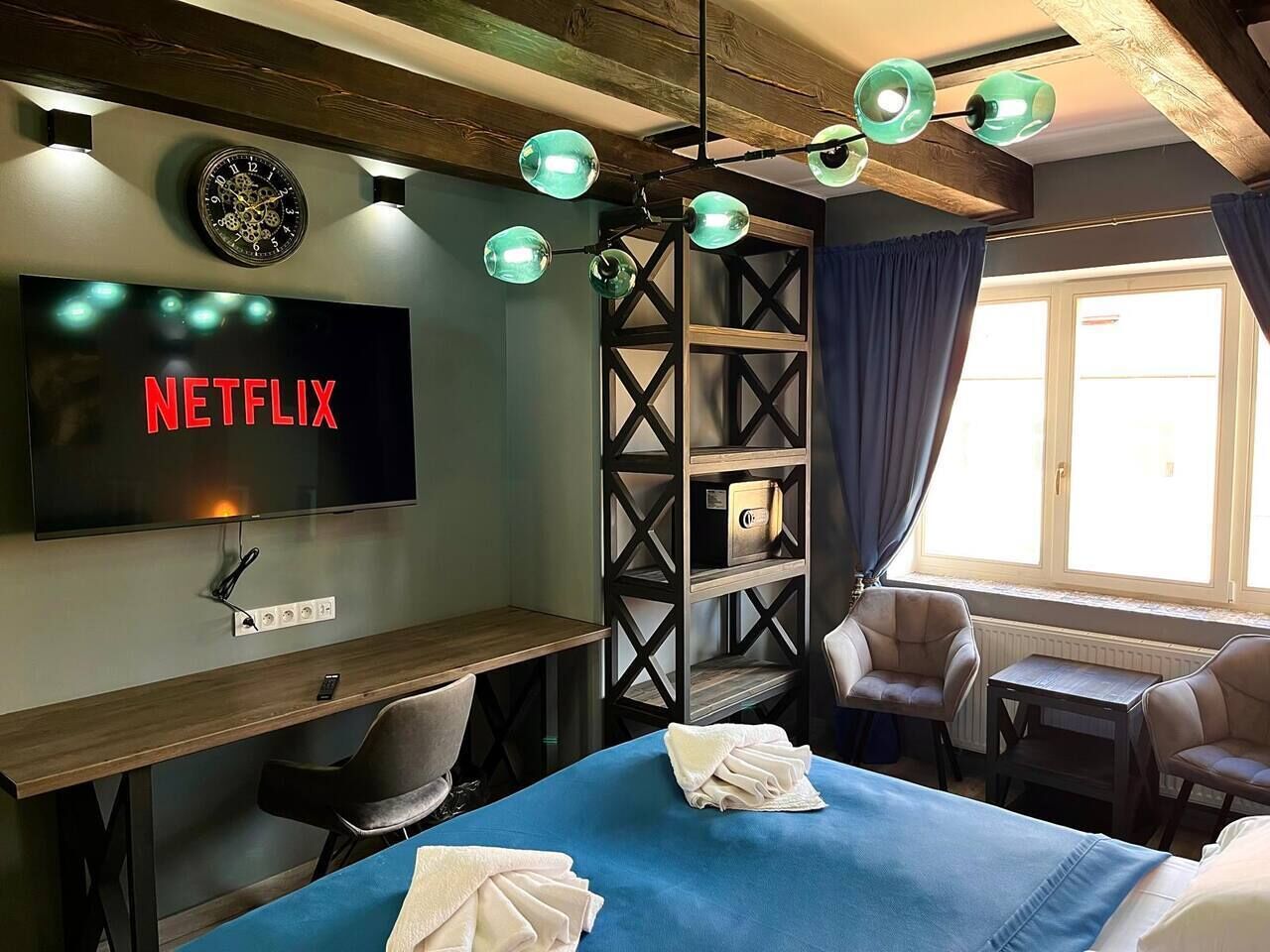 Escritorio, tabla de planchar con plancha, wifi y ropa de cama 