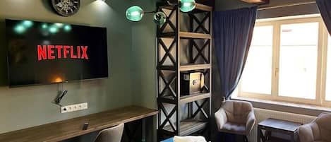 Una scrivania, ferro/asse da stiro, Wi-Fi, lenzuola