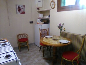 Dining - Charming Lakeside Apartment, Ground Floor with Parking and Wi-Fi (Beaumont-du-Lac)