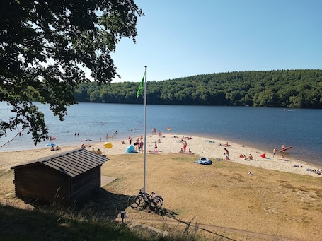 Beach nearby. Charming Lakeside Apartment, Ground Floor with Parking and Wi-Fi
