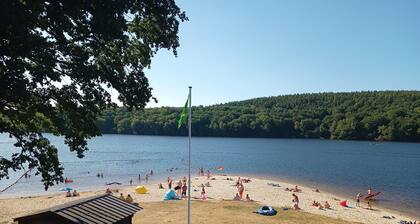 Charming Lakeside Apartment, Ground Floor with Parking and Wi-Fi