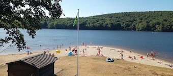 Charming Lakeside Apartment, Ground Floor with Parking and Wi-Fi