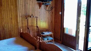 1 habitación, tabla de planchar con plancha y wifi