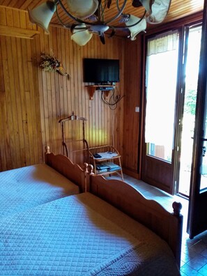 1 bedroom, iron/ironing board, WiFi - Charming Lakeside Apartment, Ground Floor with Parking and Wi-Fi (Beaumont-du-Lac)