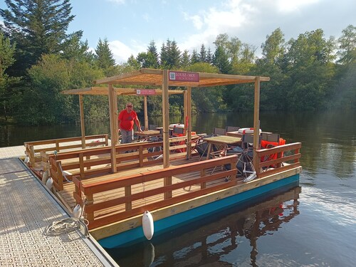 Charming Lakefront Apartment, Ground Floor with Parking and Wi-Fi