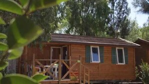 A wooden cabin with a porch and a small window. - ZEcamping 4 étoiles espace aquatique locatif TV 24m2 4 pers (Hyères)
